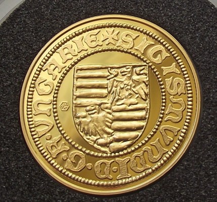 LUXEMBURGI_ZSIGM_5260e512b5542_0x400.jpg